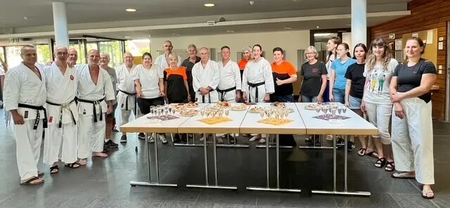 Alle Beteiligten im Anschluss an die erfolgreiche DAN-Prüfung bei einer kleinen Feierstunde
 | Foto: Karateverein Eppingen