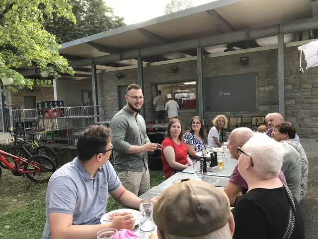 Ziter von links, stehend: Jonas Aberle | Foto: Urheber: Fabian Rothfuss