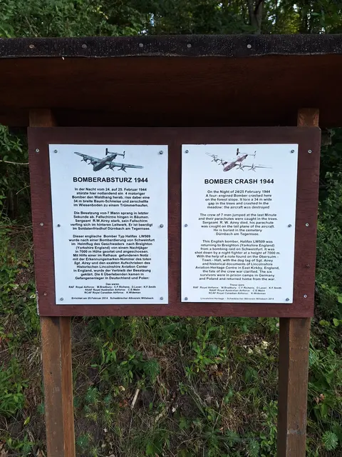 Gedenktafel zum Absturz eines engl. Bombers im Jahre 1944 | Foto: Monika Breusch