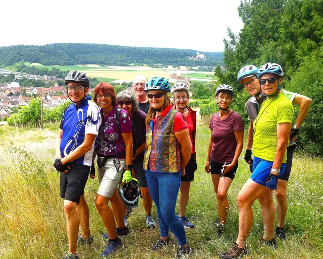 Die Teilnehmer der Radtour bei ihrem Stopp am Calvarienberg bei Gundelsheim mit einer tollen Aussicht ins Neckartal. | Foto: Isolde Reitz