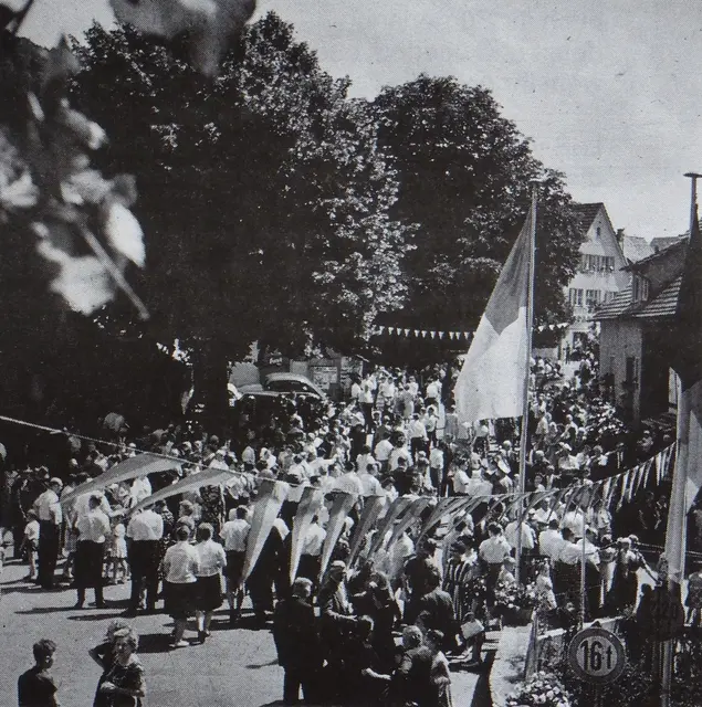 Die Linde in vollem Laub beim Heimatfest 1963 (vorderer Baum) | Foto: Reproduktion einer Abbildung im Gedichtband „Dorfgeschichten (1913-1992), Heinrich Bader, Kocherstetten“