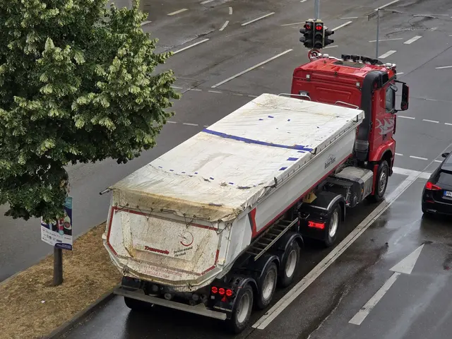 LKW um LKW karrte den Sand heran. | Foto: Heidrun Rosenberger