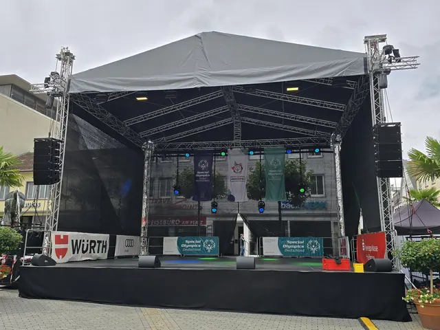 Auch die Bühne auf dem Kiliansplatz ist aufgebaut. | Foto: Heidrun Rosenberger