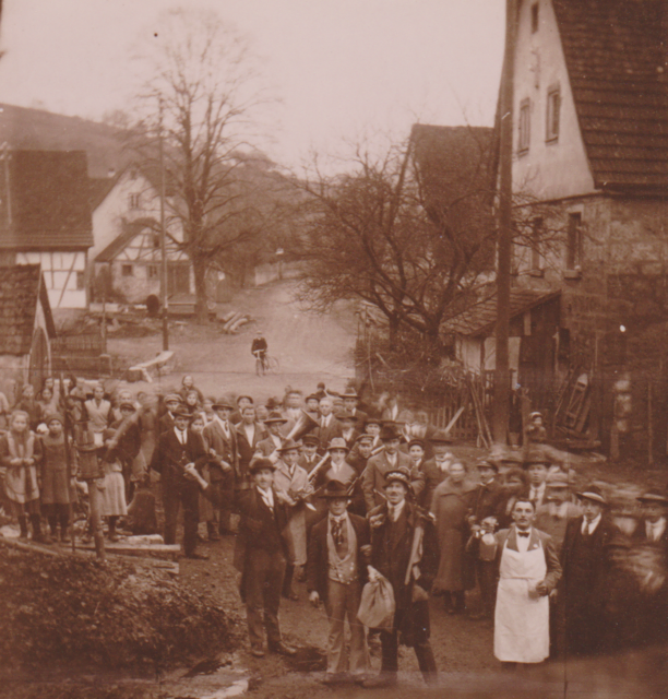 Kirchweih in Kocherstetten um 1920, rechts das Wohnhaus von Heinrich Bader, nach dem "Brückle" die 1968 gefällte Linde, dahinter das Gemeindewaschhaus und die Harmonie | Foto: Quelle: Fotosammlung der GS Kocherstetten