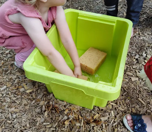 Spielestation mit Wasser auf dem Sommerfest: Was kann bei diesen Temperaturen schöner sein? | Foto: ASB Region Heilbronn-Franken