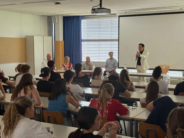 (von links) Schulleiter Dieter Arweiler, Lehrkräfte Anna Freudenreich und André Buchmann, Vertreter der SMV Nico Maile, Prof. Dr. Reinhardt | Foto: Andreas-Schneider-Schule