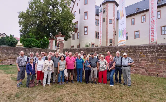 Die Chorgemeinschaft vor dem Schloss in Lohr mit dem Spessartmuseum | Foto: Dieter Sillner