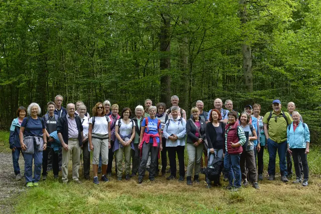 Nach der großen Hitze der letzten Woche, lockte die Abkühlung wieder mehr Wanderinnen und Wanderer heraus zur Mittwochswanderung. Es war ideales Wanderwetter. | Foto: Michael Harmsen