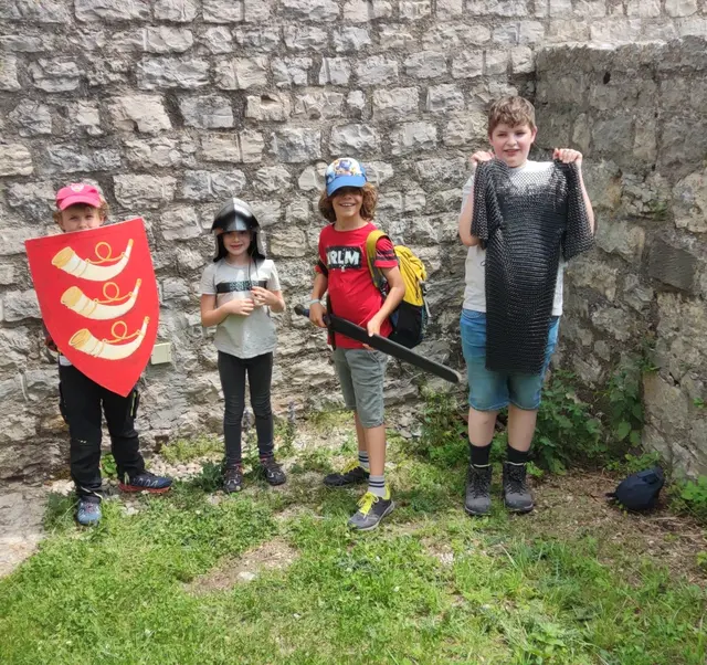 Die Kids mit  Panzerhemd  und notwendigem Rüstzeug wie Schwert, Helm   und Schild der damaligen Ritter. 
 | Foto: Christina Hansel