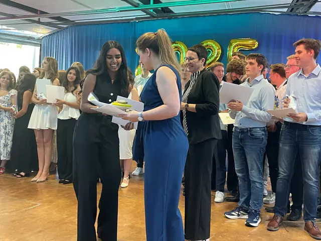 Thisany erhält einen Nachhaltigkeitspreis von Anna Felsinger überreicht | Foto: privat