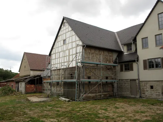 Beim Landturm in Wüstenhausen wird gerade renoviert und das Fachwerk wieder freigelegt.  | Foto: WandernGabyErich