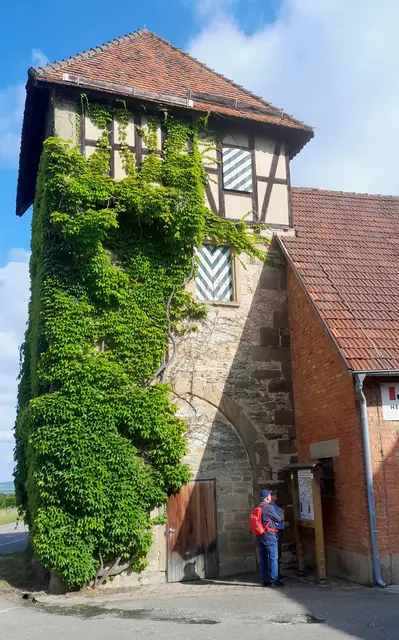 Landturm in Talheim, gut zu erkennen, dass die Fuhrwerke durch den Turm mussten um Zoll zu entrichten. | Foto: WandernGabyErich
