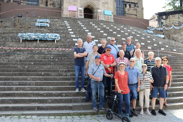 Wandergruppe auf der Freitreppe von St. Michael | Foto: Marga Specht