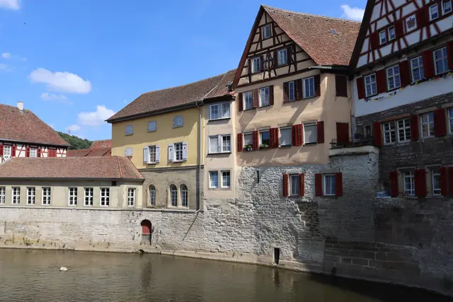 Altstadt am Kocher mit schmalem Gebäude in der Bildmitte | Foto: Marga Specht