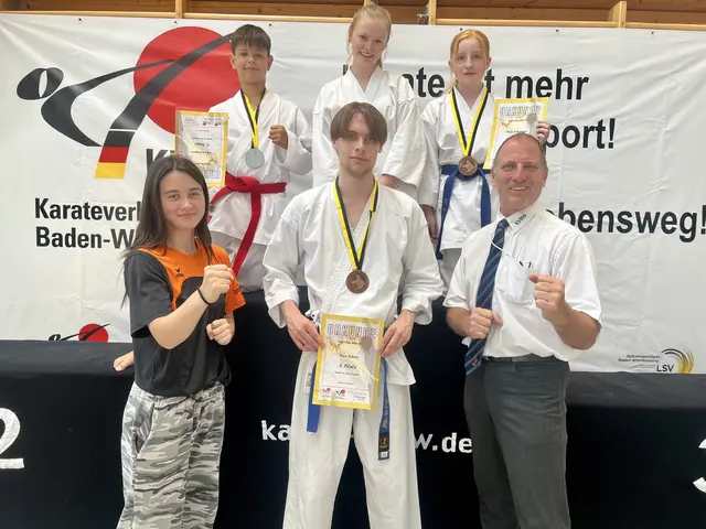 Das erfolgreiche Team des Karatevereins Eppingen: (hinten von links) Luka Colakovic, Ewa Jung und Finja Schwenger sowie (vorne von links) Helen Heil (Betreuerin), Nico Scholz und Matthias Schäfer (Kampfrichter) | Foto: Karateverein Eppingen
