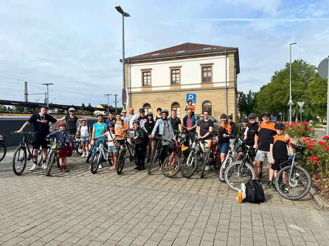 Die Radlergruppe des Karatevereins beim Start am Eppinger Bahnhof | Foto: Karateverein Eppingen