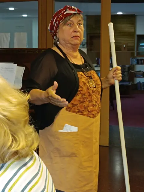 Alla Fuchs als Putzfrau in einem umwerfend humorvollen Sketch über die sonderbaren Verwendungmöglichkeiten von Kaffeesatz. | Foto: privat