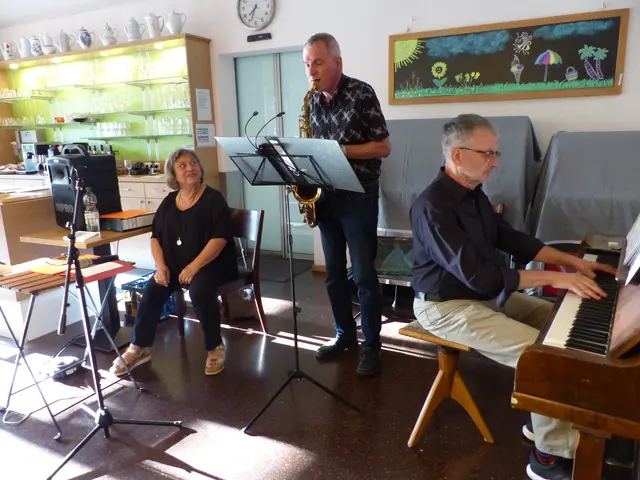 Heißen Jazz und unterhaltsame Texte passend zum Kaffee-Thema boten "Alla und die Zwickmühl" bei ihrer Darbietung im Quartierszentrum Nord im Mehrgenerationenhaus Heilbronn (Jürgen Zwicker, Johnny Mühleck, Alla Fuchs v.r.n.l.) | Foto: privat
