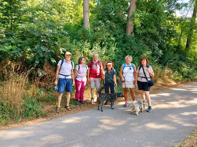 Start am WPP Tammer See in Markgröningen. 
6 Wanderer und unsere beiden Wanderhunde Lilly und Vicky machen sich auf den Weg.  | Foto: sigischlottke