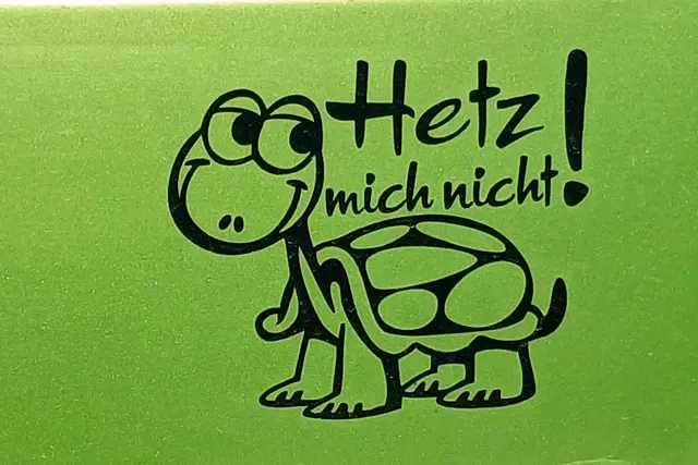Nun ging's gemächlich zum Auto zurück.  

Den Aufkleber hat Edeltraud entdeckt und das Motto passt einfach perfekt zu unserer schönen Tour.  
Es war eine herrliche "Hetz-mich-nicht"-Wanderung in wunderschöner Landschaft.   | Foto: sigischlottke