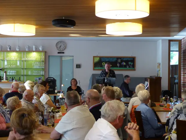 Ein zahlreiches Publikum verfolgte aufmerksam die interessanten Darbietungen von „Alla und die Zwickmühl“ im Gastraum des Mehrgenerationenhauses. | Foto: privat