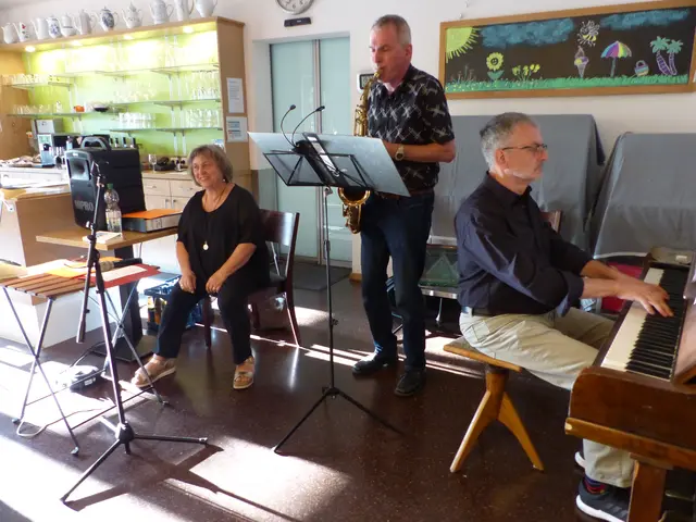 Das Swingduo Zwickmühl präsentierte zum Kaffeethema des Abends passende Musikstücke ( Jürgen Zwicker, Johnny Mühleck, Alls Fuchs v.r.n.l.). | Foto: privat