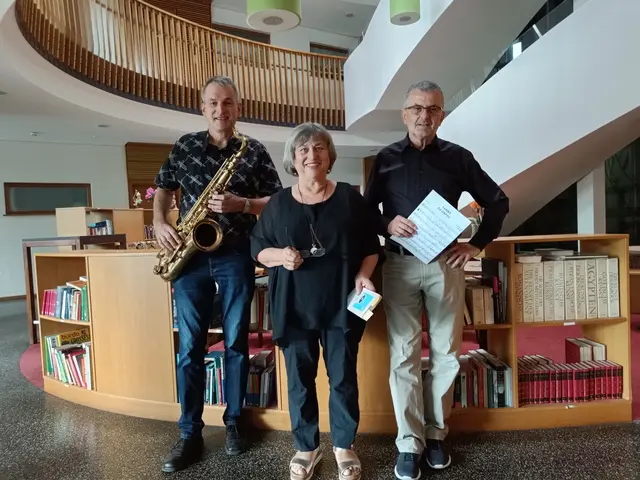 Die drei Akteure des Events „Coffee Feelings“ vor ihrem Auftritt im Eingangsbereich des Mehrgenerationenhauses (Johnny Mühleck, Alla Fuchs, Jürgen Zwicker v.l.n.r.)
 | Foto: privat