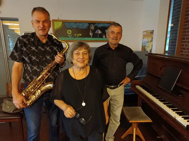 Eine unterhaltsame Lesung über die Aspekte des Kaffeegenusses boten „Alla und die Zwickmühl“ im Mehrgenerationenhaus.. (Johnny Mühleck, Alla Fuchs, Jürgen Zwicker v.l.n.r).  | Foto: privat