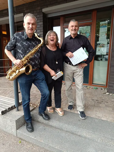 Ein eingespieltes Team gehaltvoller Unterhaltung präsentiert sich hier als „Alla und die Zwickmühl“ vor dem Mehrgenerationenhaus ( Johnny Mühleck, Alla Fuchs, Jürgen Zwicker v.l.n.r.) | Foto: privat