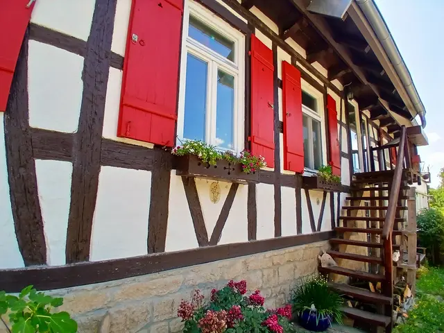 Dieses Fachwerkhaus zieht mit seinen roten Fensterläden alle Blicke auf sich.  | Foto: sigischlottke