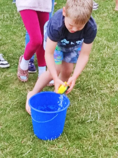 Beim Spielnachmittag der DLRG Gemmingen standen kreative Wasserspiele wie der Eierlauf mit Wasserbomben, der Wassertransport mit Schwämmen und eine besondere Variante von „Reise nach Jerusalem“ mit Tauchringen auf dem Programm. | Foto: privat