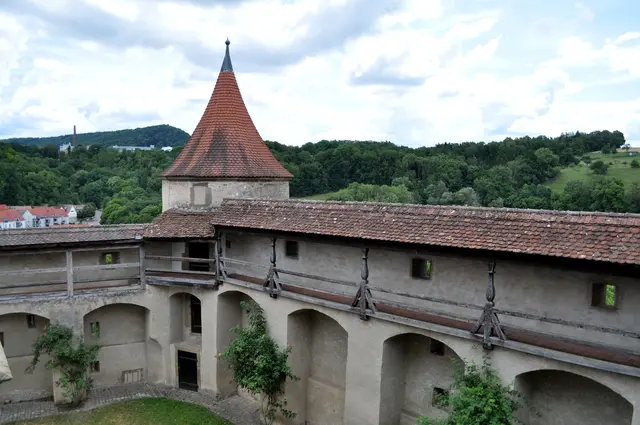 420 m rund um das Kloster geht der begehbare Wehrgang mit Türmchen und Rondellen. | Foto: Daniela Somers