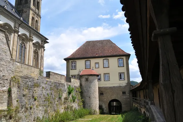 Blick auf den  Reischachbau. Erbaut um 1780 und benannt nach Sigismund Maria Freiherr von Reischach (1737-1819). Er war Domdekan in Augsburg und Chorherr in Ellwangen und Comburg.  | Foto: Daniela Somers