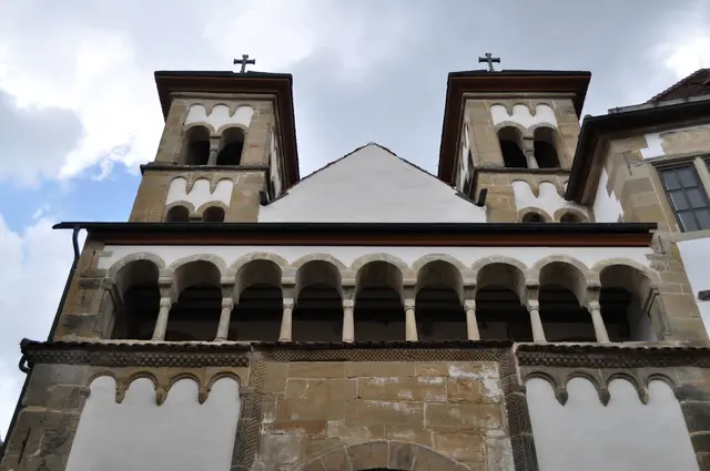 Blick zur Michaelskapelle mit umlaufendem Arkadengang aus dem 12. Jahrhundert. Darunter ist das innere Tor. | Foto: Daniela Somers