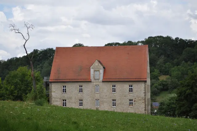 Schon auf dem Weg zum Kloster sieht man den ehemaligen Fruchtkasten (Samenbau). Heute die Grundschule vom Ortsteil Steinbach. | Foto: Daniela Somers