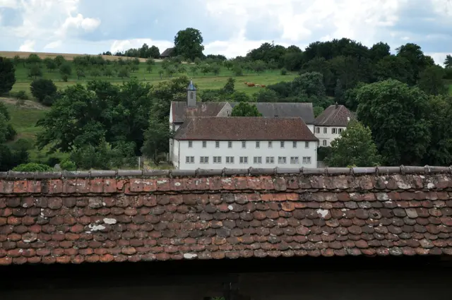 Vom Wehrgang aus sieht man auch das (wahrscheinlich) ehemalige Frauenkloster Kleincomburg. | Foto: Daniela Somers
