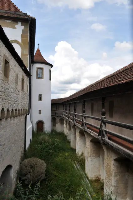 Wehrgang. Schade, dass man nicht alle Gebäude besichtigen kann. Der Turm hätte mich schon sehe interessiert. | Foto: Daniela Somers