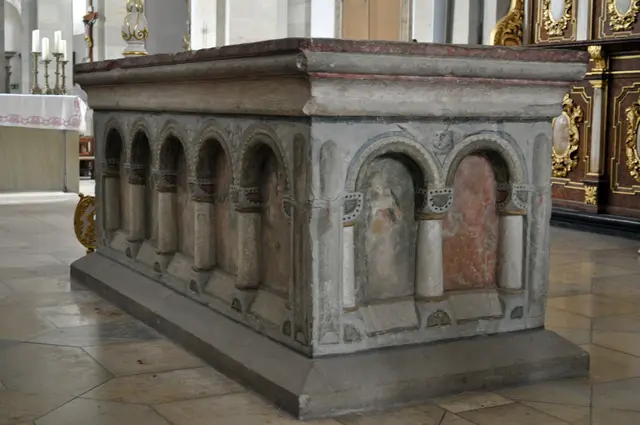 Das romanische Stiftergrab von 1180.  Früher war dieses Grabmal unter dem Boden der Kirche.  | Foto: Daniela Somers