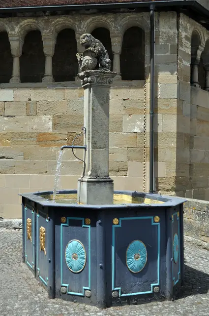 Brunnen vor der romanischen Erhardskapelle. Die Brunnenfigur soll einen Löwen darstellen. | Foto: Daniela Somers