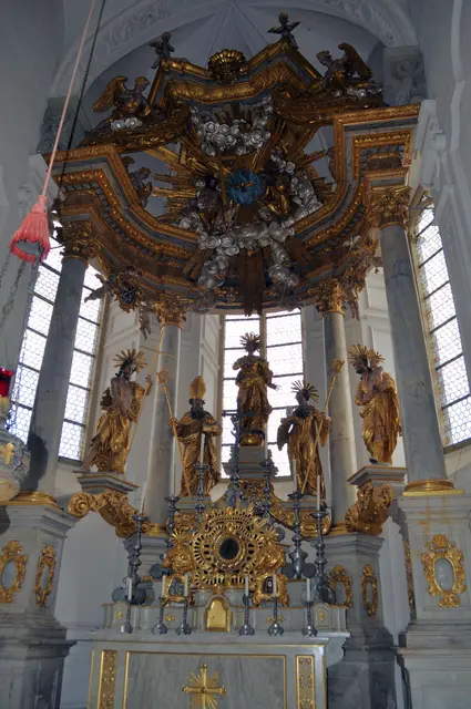 Blick zum Hochaltar. Erschaffen von Balthasar Esterbauer (1712/1713). Die beinahe ganz vergoldeten Figuren wurden bewußt ins Gegenlicht gesetzt. | Foto: Daniela Somers