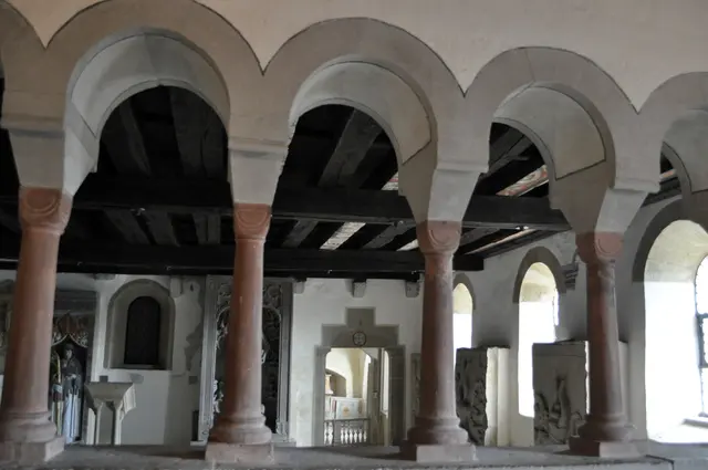 Blick vom Kapitelsaal in die Schenkerkapelle. Das Holz der Deckenverkleidung wird auf das zweite Viertel des 12. Jahrhunderts datieren. Vier der Deckenbretter tragen noch die originale romanische Bemalung.  | Foto: Daniela Somers