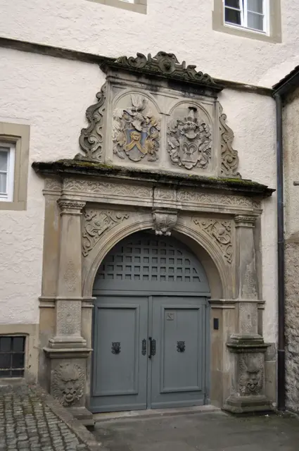  Portal am Gebsattelbau aus der Renaissance mit den Wappen des Klosters Comburg. | Foto: Daniela Somers