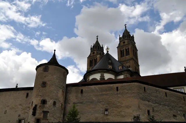 Wehrmauern beschützen das ehemalige Kloster. Blick auf die Stiftskirche. | Foto: Daniela Somers