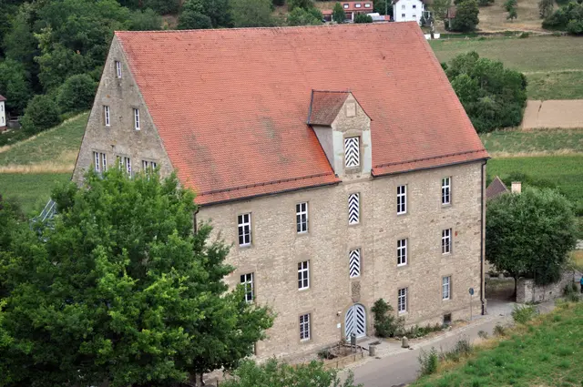 Von oben hat man noch einen viel besseren Blick auf den "Samenbau" (ehemaliger Fruchtkasten). Heutige Grundschule Steinbach. | Foto: Daniela Somers