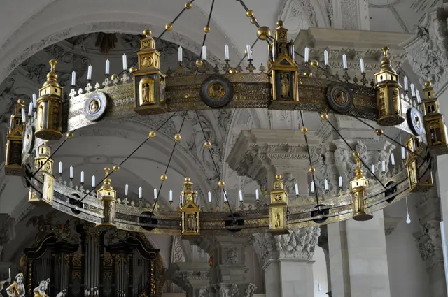 Der Radleuchter hat einen Durchmesser von 5 Metern und einen Umfang von ca. 16 Meter. Aber nicht nur die Größe ist beeindruckend. Auch das schöne Kunsthandwerk ist beeindruckend. | Foto: Daniela Somers