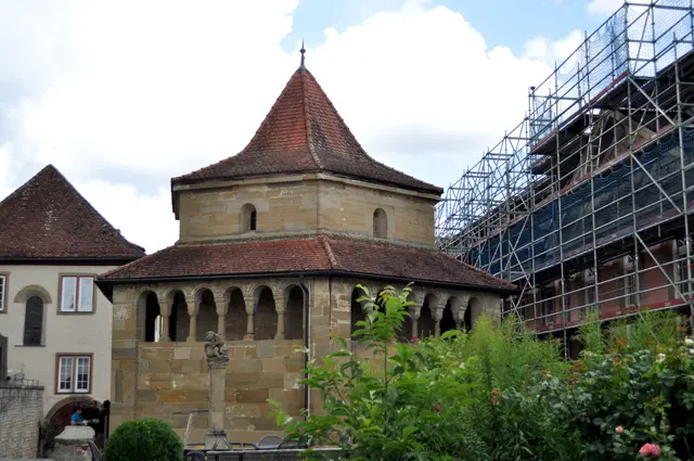 Erhardskapelle. Die sechseckige Kapelle wurde wohl schon im Jahr 1145 als Totenkapelle errichtet. | Foto: Daniela Somers
