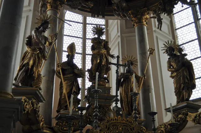  In der Mitte Maria Immaculata. Links daneben der Hauptpatron der Stiftskirche St. Nikolaus und rechts aus Traditionsverbundenheit St. Benedikt als Schutzherrn der ehemaligen Benediktinerabtei. Ganz links Johannes der Täufer als Namenspatron des damaligen Würzburger Fürstbischofs Johann Philipp II. von Greiffenclau. Und ganz rechts St. Joseph mit dem Jesuskind. | Foto: Daniela Somers