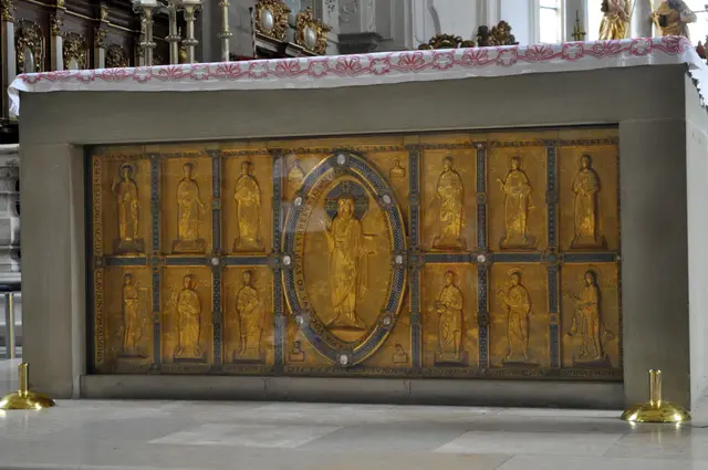 Das berühmte Antependium (Altarverkleidung) aus Gold, Silber, Email und geschliffenen Steinen. Es zeigt das Jüngste Gericht, Christus als Weltenrichter, umgeben von den zwölf Aposteln. Entstanden zwischen 1130 bis 1140 | Foto: Daniela Somers