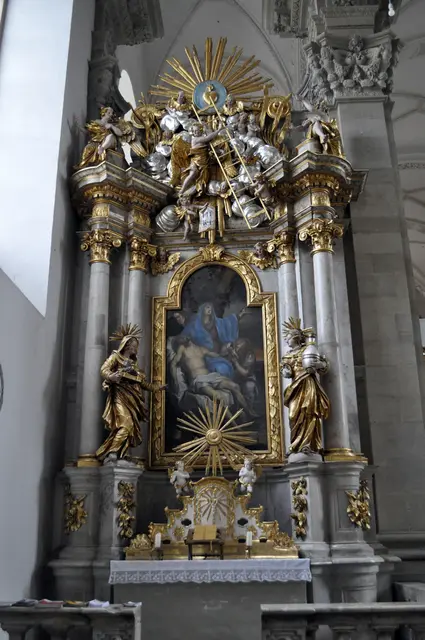Einer der Nebenaltäre. Altar der schmerzensreichen Maria.  | Foto: Daniela Somers