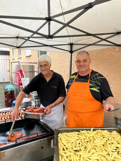 Eberhard und Markus bereiten ein schmackhaftes Abendessen vor | Foto: Kolpingsfamilie Neckarsulm